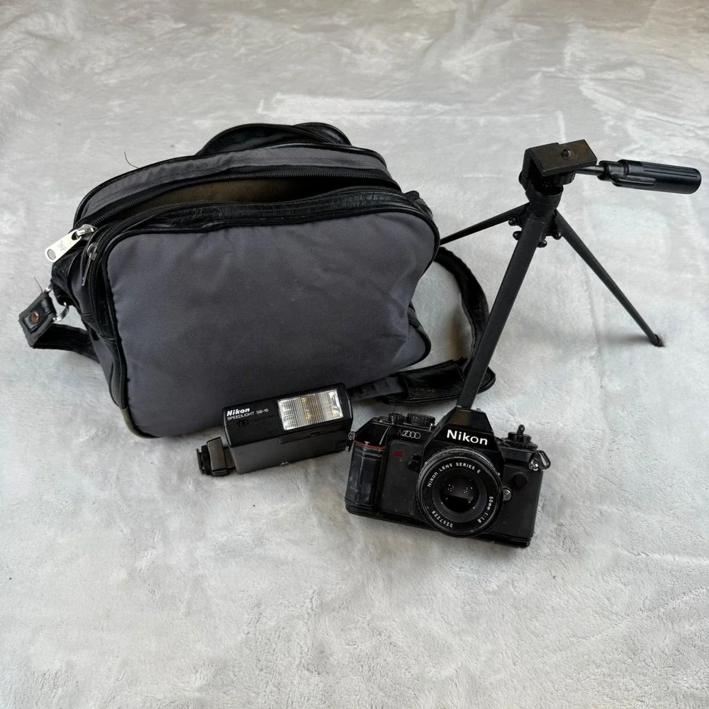 Nikon N2000 35mm Film SLR Camera w/ Nikon Lens Series E‎ 50mm 1:1.8 & Flash